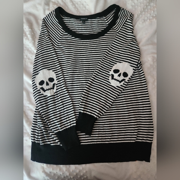 Torrid Skull Sweater, Perfect For Spooky Season 👻, Size 1 - Picture 1 of 4